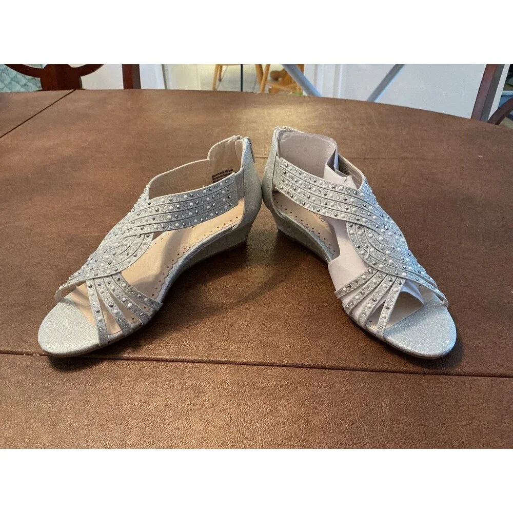 Charter club women's dress shoes in silver size 5.5 Summer shoe